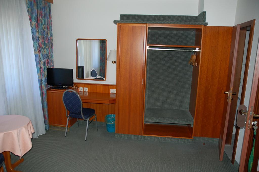Hotel Kurfuerst Garni ゲルマースハイム エクステリア 写真